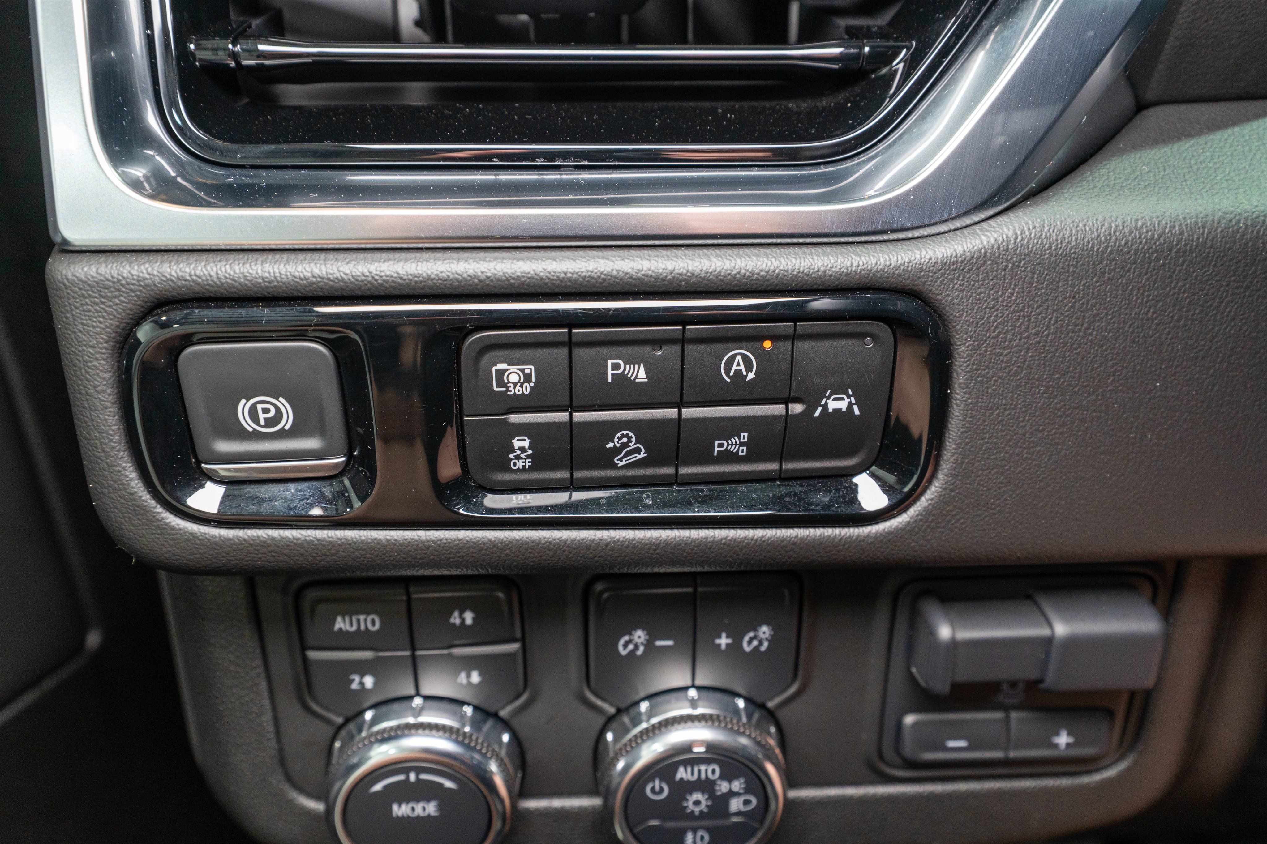 Used 2025 GMC Yukon XL Elevation w/ Elevation Premium Package AWD/4WD image 32