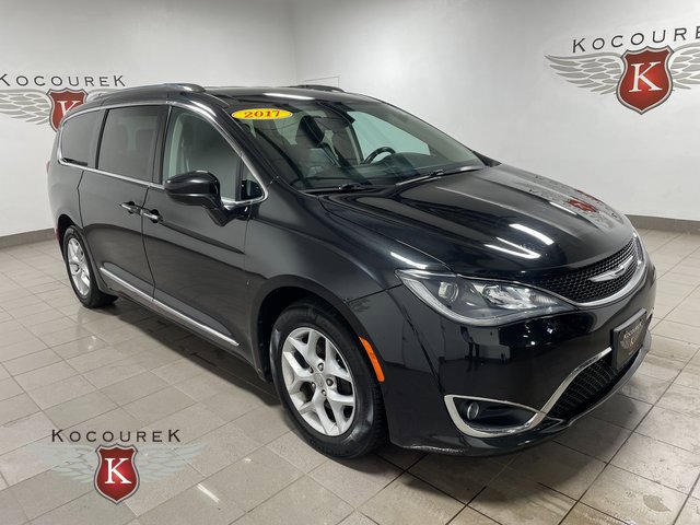 Used 2017 Chrysler Pacifica Touring-L Plus w/ Uconnect Theatre Group FWD image 1