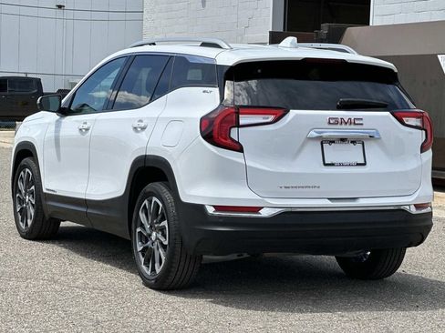Used 2024 GMC Terrain SLT w/ Tech Package FWD image 4