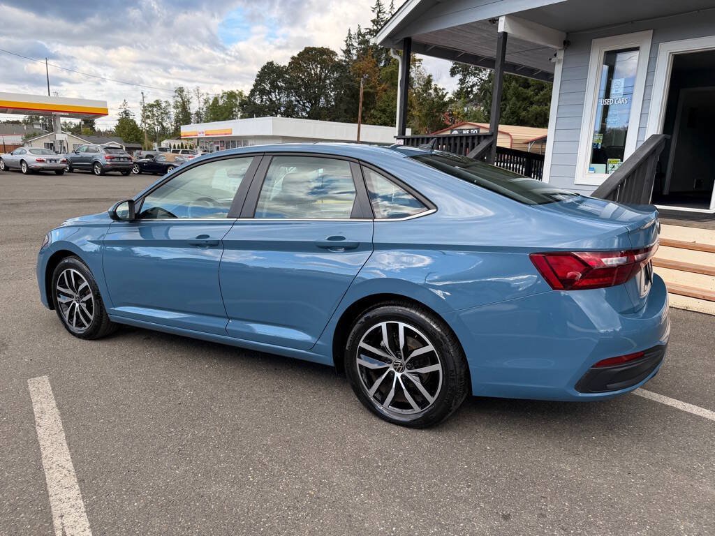 Used 2025 Volkswagen Jetta SE FWD image 11