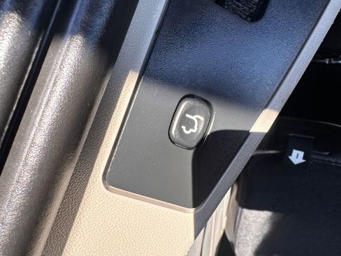 Used 2015 Chrysler Town & Country Touring FWD image 18