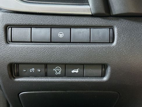Used 2025 Nissan Rogue SV FWD image 17