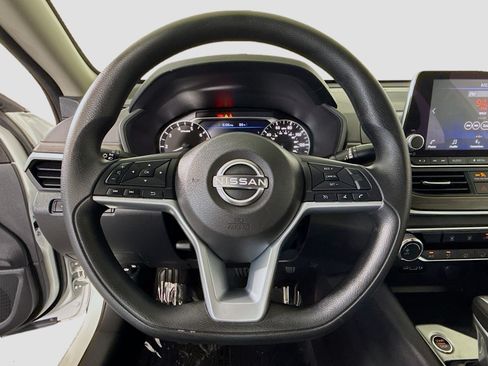 Used 2025 Nissan Altima 2.5 SV FWD image 13