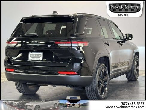 Used 2023 Jeep Grand Cherokee Altitude AWD/4WD image 8