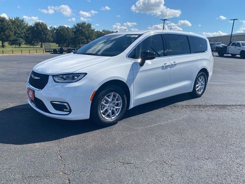New 2026 Chrysler Pacifica Select image 3