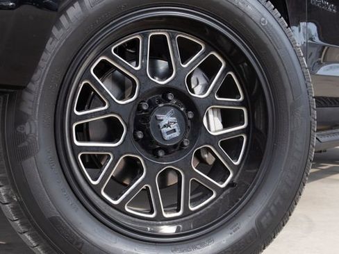 Used 2021 Chevrolet Tahoe Z71 w/ Luxury Package image 2