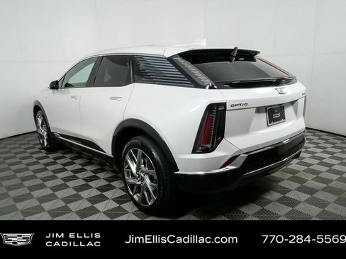 Used 2025 Cadillac Optiq Luxury 2 w/ LPO, Floor Liner Package AWD/4WD image 3
