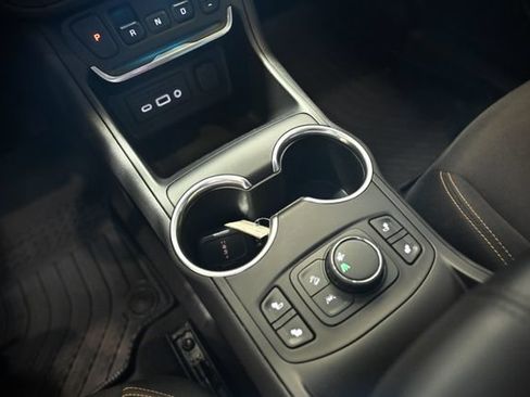Used 2021 GMC Terrain SLE w/ Driver Convenience Package FWD image 18