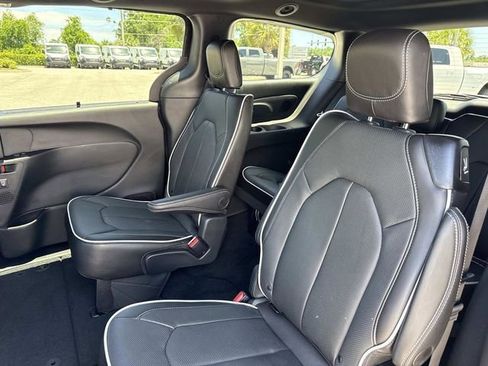 New 2027 Chrysler Pacifica Limited FWD image 11