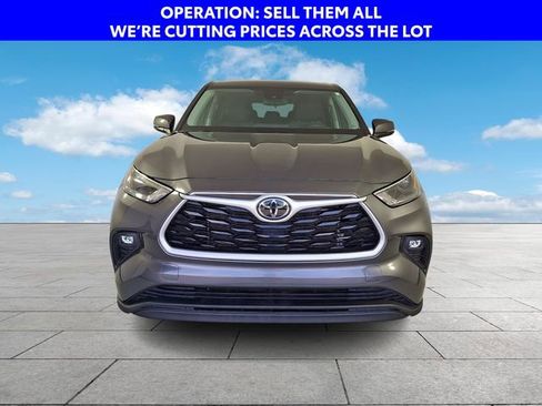 Used 2023 Toyota Highlander LE FWD image 3