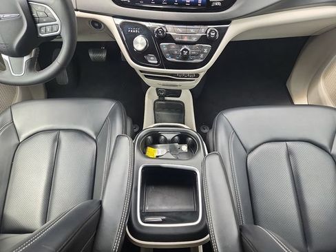 Used 2023 Chrysler Pacifica Touring-L FWD image 18