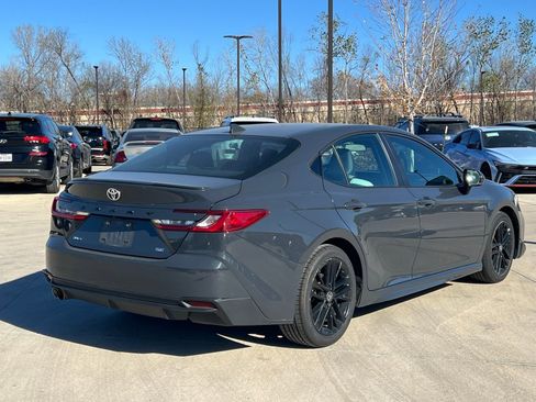 Used 2025 Toyota Camry SE image 12