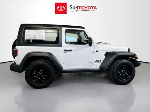 Used 2022 Jeep Wrangler Sport AWD/4WD image 2