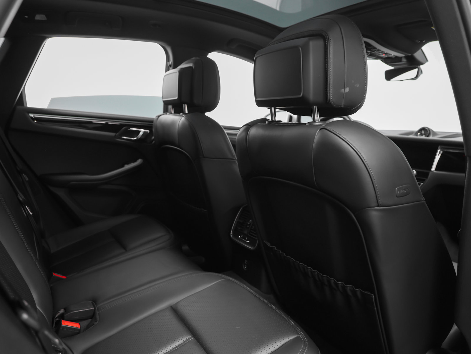 Certified 2023 Porsche Macan AWD/4WD image 23