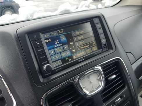 Used 2016 Chrysler Town & Country Touring-L image 14