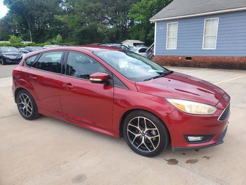Used 2016 Ford Focus SE w/ SE Sport Package FWD image 3