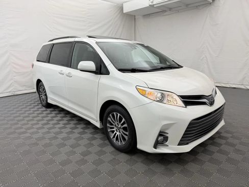 Used 2019 Toyota Sienna XLE FWD image 4