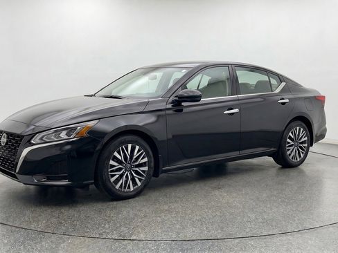 Used 2025 Nissan Altima 2.5 SV FWD image 3
