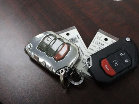 Used 2022 Jeep Wrangler Unlimited Sahara AWD/4WD image 26