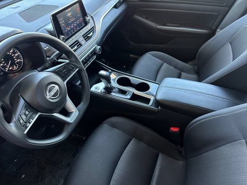 Used 2024 Nissan Altima 2.5 SV FWD image 9
