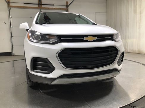 Used 2022 Chevrolet Trax LT w/ LT Convenience Package image 2