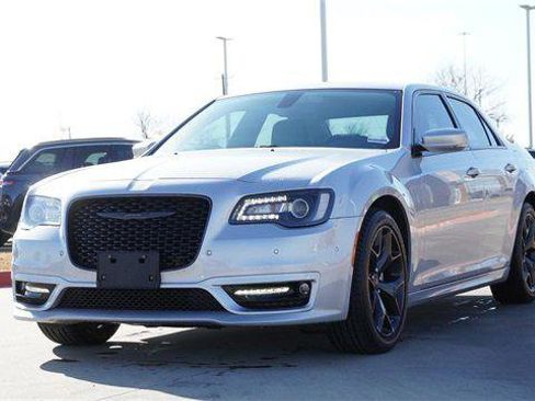 Certified 2022 Chrysler 300 Touring L image 3