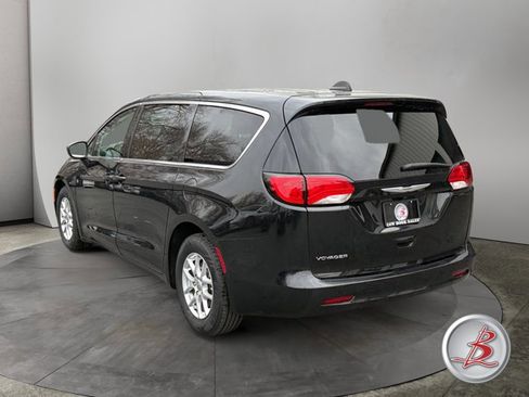 Used 2022 Chrysler Voyager LX image 5