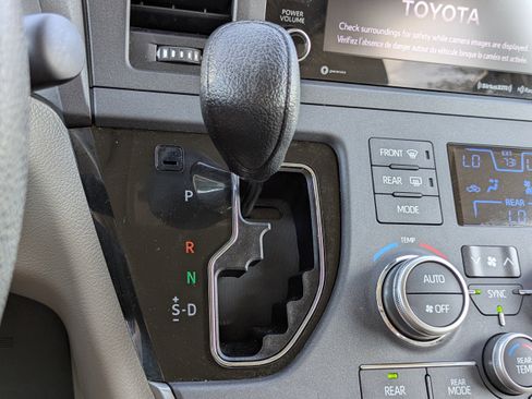 Used 2020 Toyota Sienna LE image 34