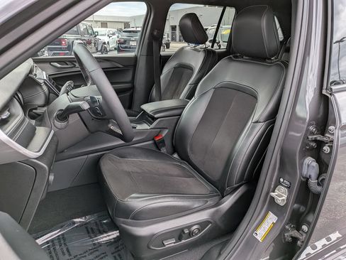 Used 2023 Jeep Grand Cherokee Altitude AWD/4WD image 11
