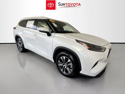 Used 2022 Toyota Highlander XLE image 1