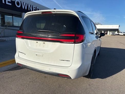 Used 2025 Chrysler Pacifica Limited image 7
