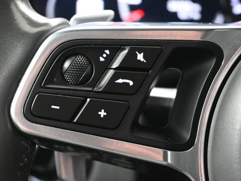 Certified 2022 Porsche Cayenne Platinum Edition image 21