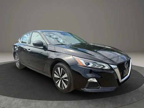 Used 2022 Nissan Altima 2.5 SV w/ SV Premium Package FWD image 3