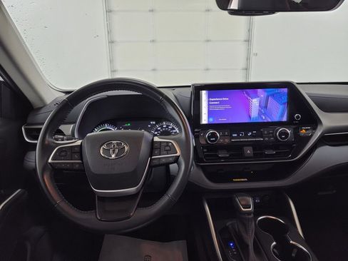 Used 2023 Toyota Highlander XLE AWD/4WD image 12