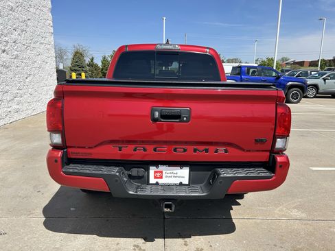 Certified 2019 Toyota Tacoma TRD Off-Road AWD/4WD image 5