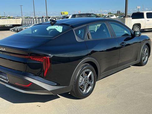 Used 2025 Kia K4 LXS image 12