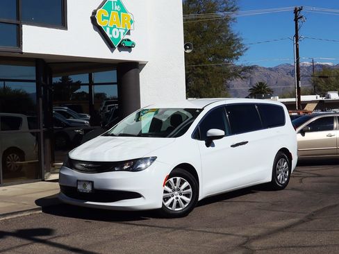 Used 2020 Chrysler Voyager L image 2