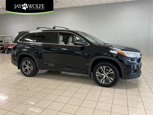 Used 2016 Toyota Highlander XLE image 1