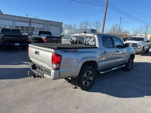 Used 2016 Toyota Tacoma TRD Sport image 19