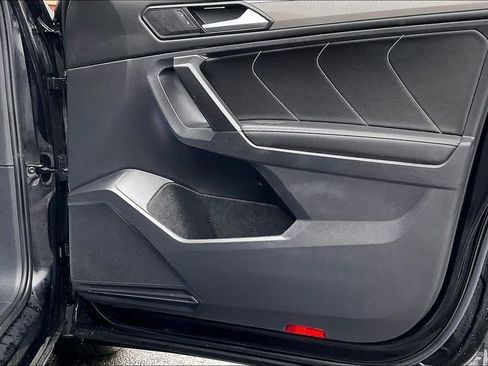 Used 2023 Volkswagen Tiguan SE R-Line image 23