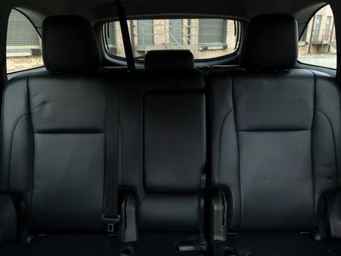 Used 2017 Toyota Highlander XLE w/ Carpet Mat Package image 24