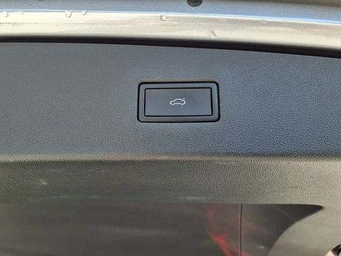 Used 2022 Volkswagen Tiguan SE w/ Panoramic Sunroof Package FWD image 13