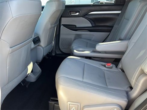 Used 2017 Toyota Highlander XLE image 14
