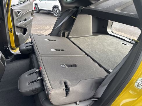 Used 2024 Chevrolet Trax RS w/ Sunroof Package image 16