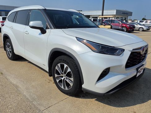 Used 2022 Toyota Highlander XLE AWD/4WD image 3