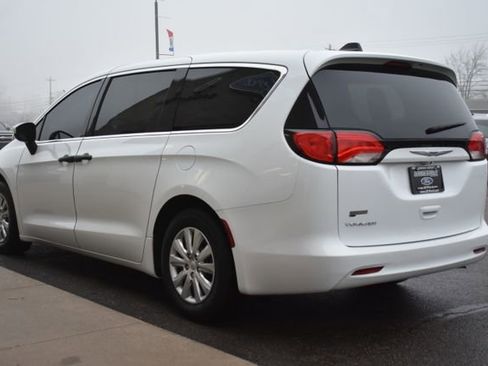 Used 2020 Chrysler Voyager L image 10