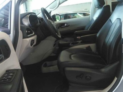 Used 2024 Chrysler Pacifica Touring-L FWD image 5