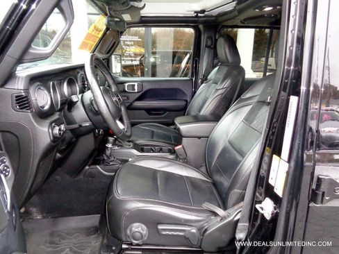 Used 2018 Jeep Wrangler Unlimited Sahara AWD/4WD image 9