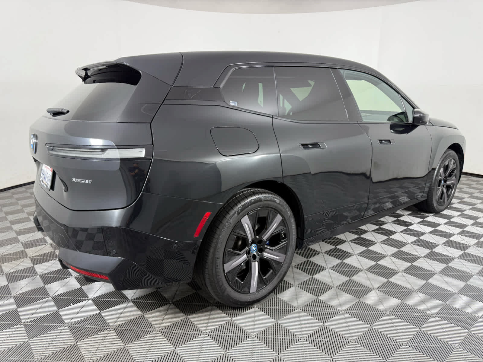Used 2024 BMW iX xDrive50 w/ Sport Package AWD/4WD image 3