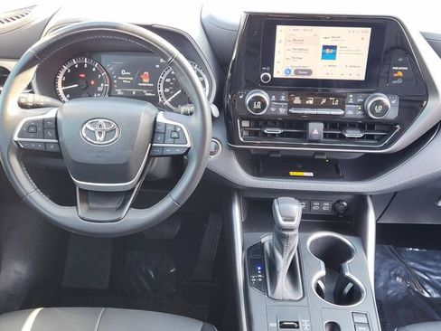 Used 2023 Toyota Highlander XLE FWD image 28